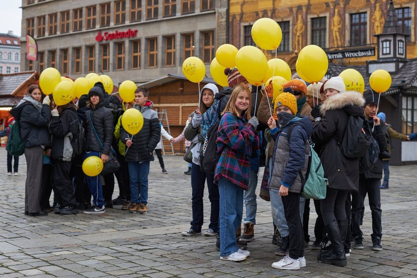 Uczestnicy akcji układania uśmiechu na wrocławskim Rynku