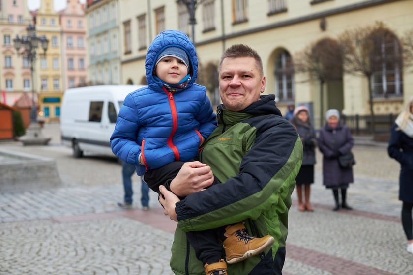 Uczestnicy akcji układania uśmiechu na wrocławskim Rynku
