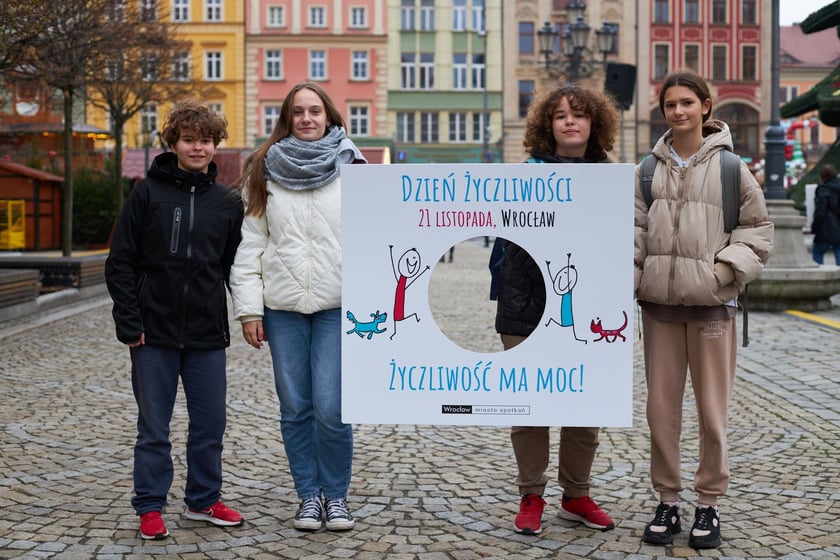 Uczestnicy akcji układania uśmiechu na wrocławskim Rynku