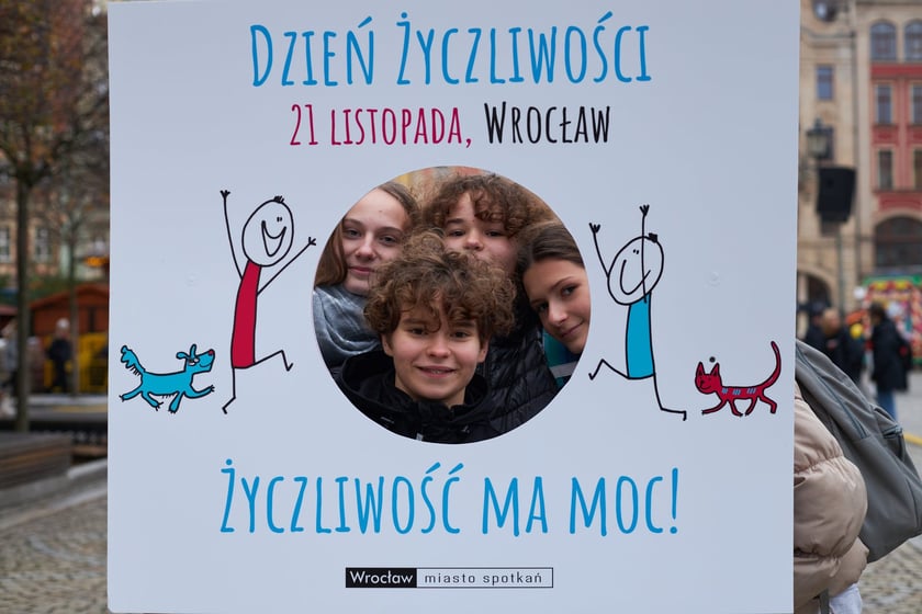 Uczestnicy akcji układania uśmiechu na wrocławskim Rynku