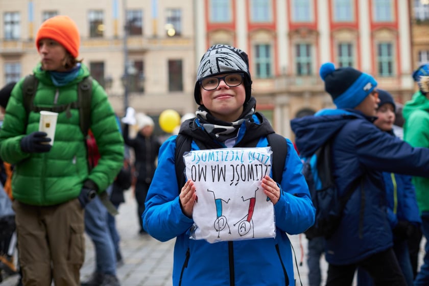 Uczestnicy akcji układania uśmiechu na wrocławskim Rynku