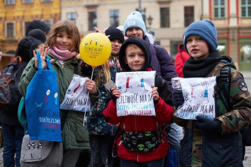 Uczestnicy akcji układania uśmiechu na wrocławskim Rynku