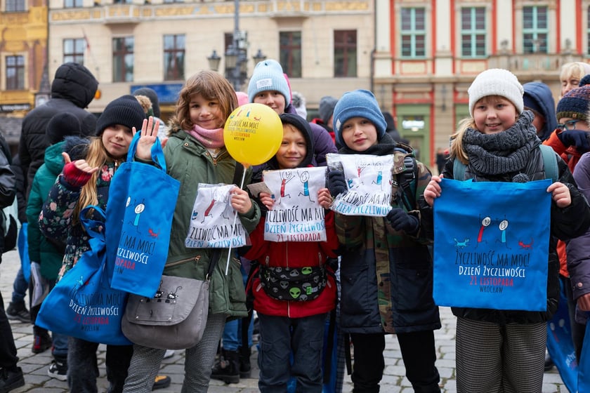 Uczestnicy akcji układania uśmiechu na wrocławskim Rynku