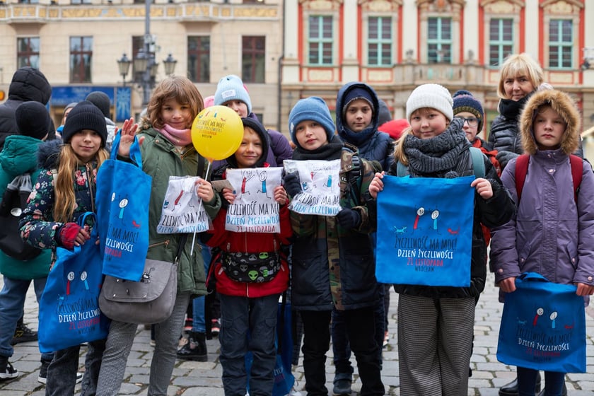 Uczestnicy akcji układania uśmiechu na wrocławskim Rynku