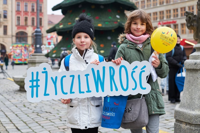 Uczestnicy akcji układania uśmiechu na wrocławskim Rynku