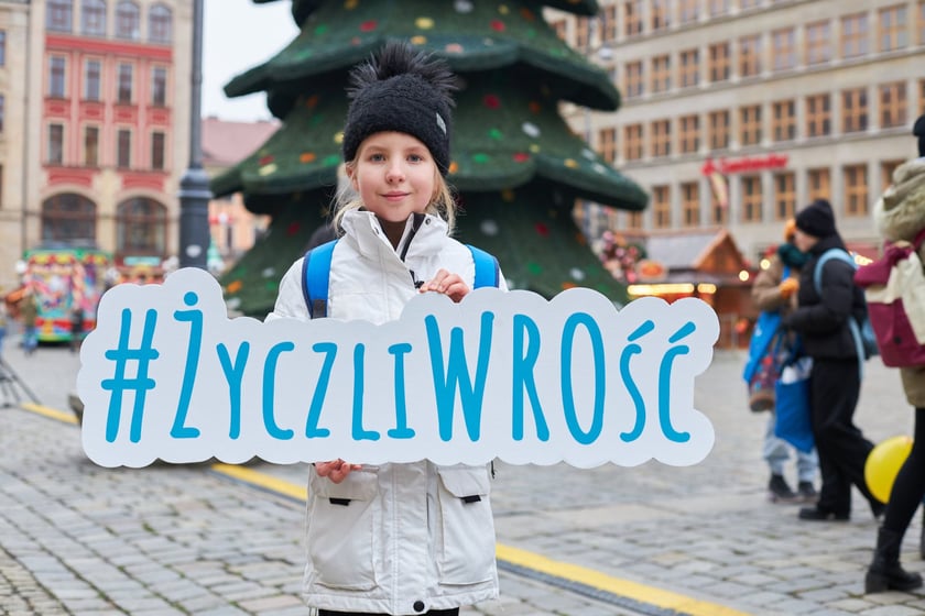 Uczestnicy akcji układania uśmiechu na wrocławskim Rynku