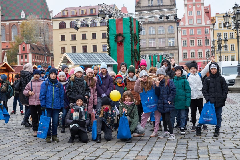 Uczestnicy akcji układania uśmiechu na wrocławskim Rynku