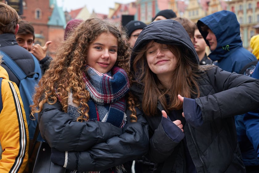 Uczestnicy akcji układania uśmiechu na wrocławskim Rynku