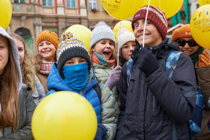 Uczestnicy akcji układania uśmiechu na wrocławskim Rynku