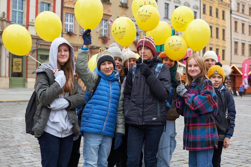 Uczestnicy akcji układania uśmiechu na wrocławskim Rynku