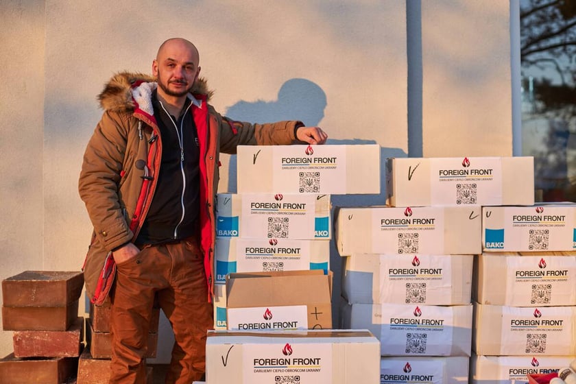 Na zdjęciu Stanislav Akimchev, który rozpoczął akcję wyrobu świec dla ukraińskich żołnierzy