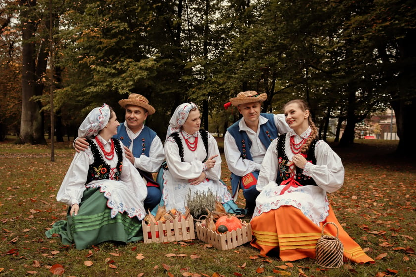 Zespół Pieśni i Tańca Wrocław podczas sesji przy Hali Stulecia i na Pergoli