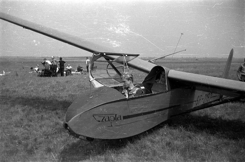 SZD-10 Czapla była dwumiejscowym szybowcem szkolenia podstawowego. We Wrocławiu produkowano jej zmodernizowaną wersję, oznaczoną SZD-10 bis Czapla. Łącznie hangar przy ul. Lotniczej opuściło 115 takich szybowców.