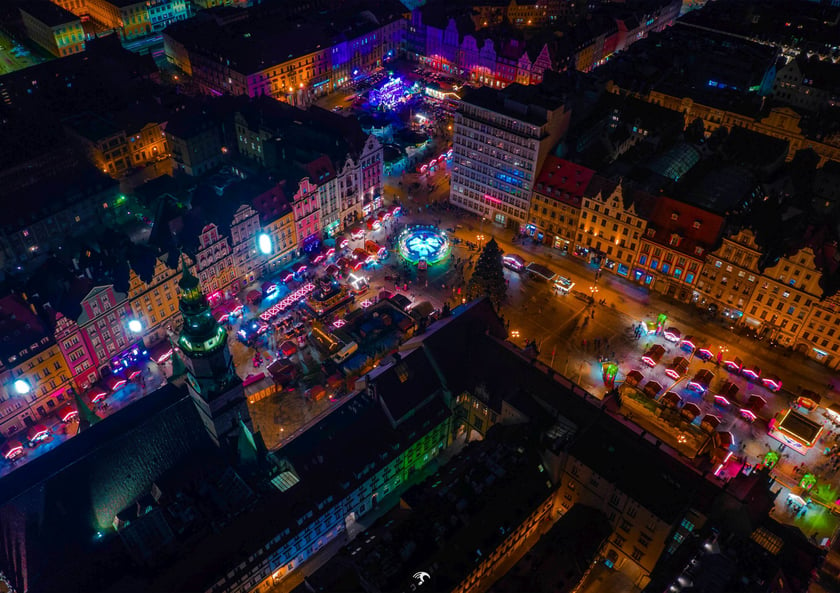 Na zdjęciu Wrocław - zdjęcie z drona. Jarmark Bożonarodzeniowy nocą 2022