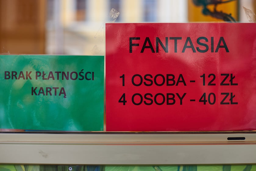 Karuzela Fantasia, cena: jedna osoba - 12 zł, cztery osoby - 40 zł