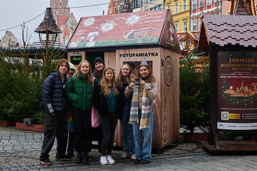 Na zdjęciu: Grupa uczniów przy fotobudce