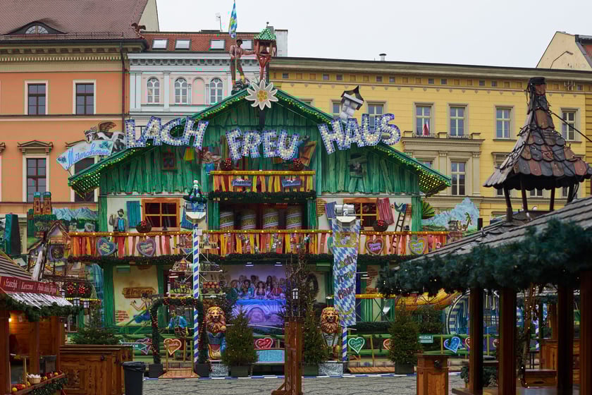 Na zdjęciu: Fun House, który znajduje się na Placu Solnym - w środku tor przeszkód dla dzieci i zjeżdżalnia