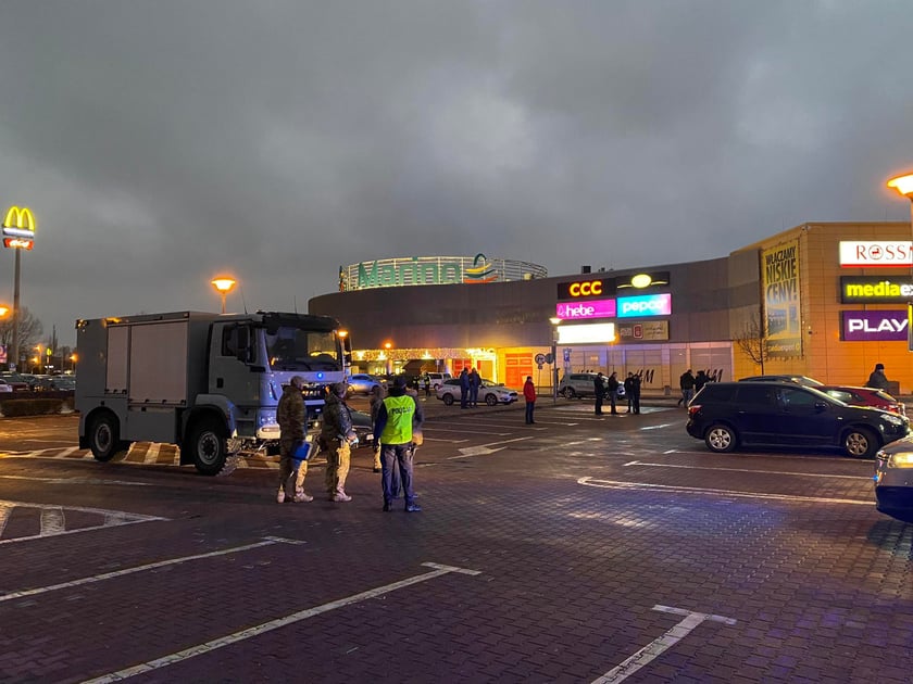 Na zdjęciu parking przy CH Marino, gdzie doszło do eksplozji