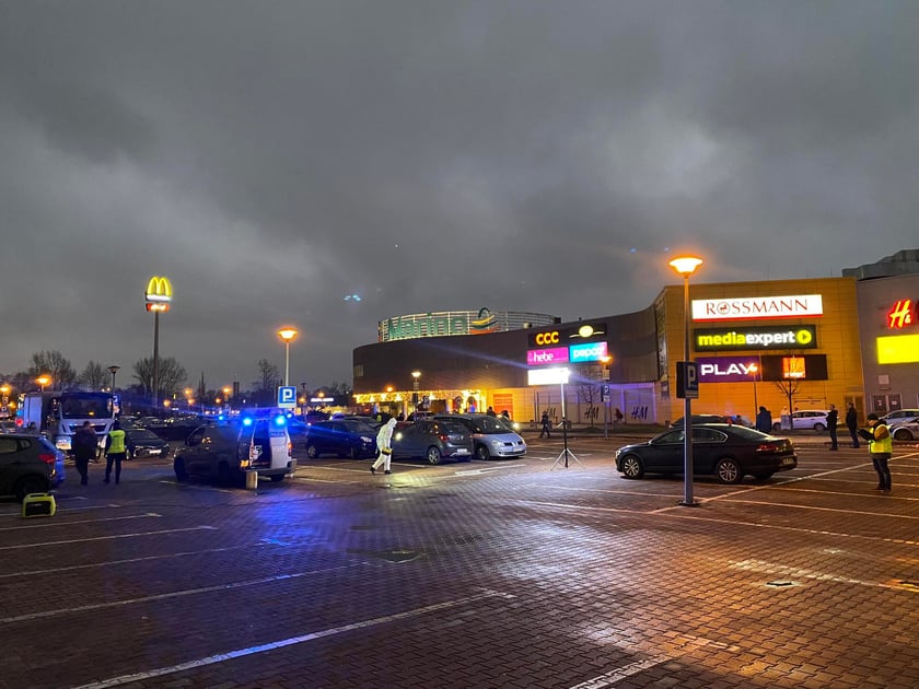 Na zdjęciu parking przy CH Marino, gdzie doszło do eksplozji