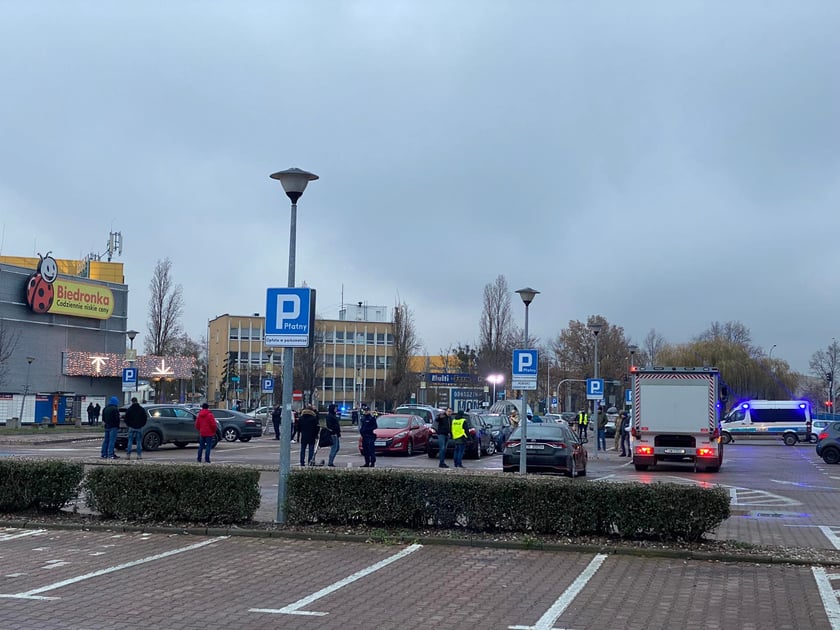 Na zdjęciu parking przy CH Marino, gdzie doszło do eksplozji