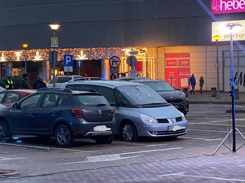 Na zdjęciu parking przy CH Marino, gdzie doszło do eksplozji