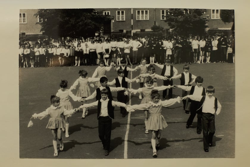 Archiwalne zdjęcia uczniów pochodzą z kronik SP nr 1 we Wrocławiu