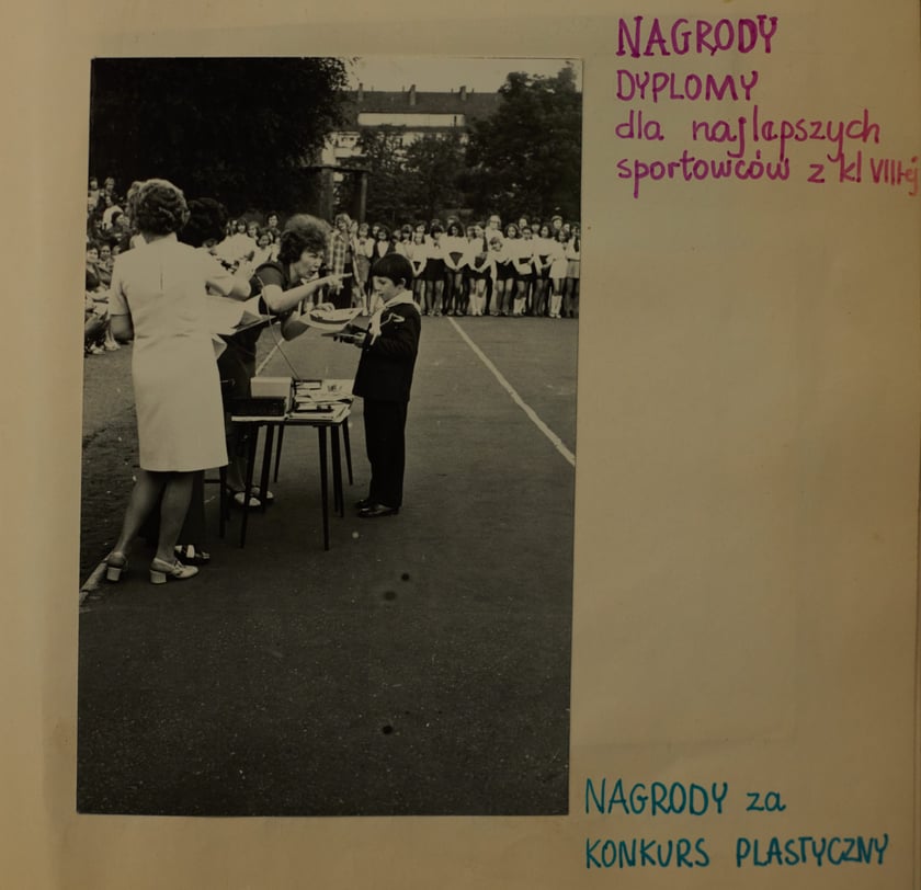 Archiwalne zdjęcia uczniów pochodzą z kronik SP nr 1 we Wrocławiu