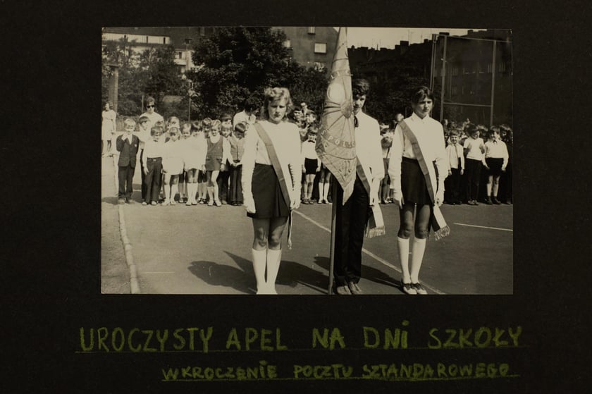 Archiwalne zdjęcia uczniów pochodzą z kronik SP nr 1 we Wrocławiu