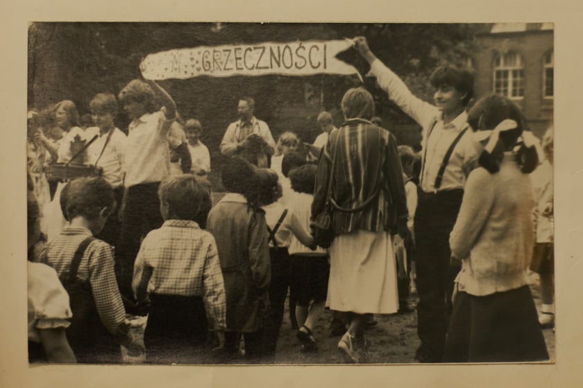 Archiwalne zdjęcia uczniów pochodzą z kronik SP nr 1 we Wrocławiu