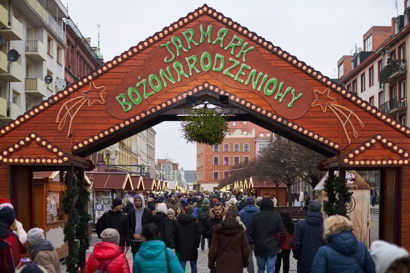 Na zdjęciu widać ludzi, którzy przyszli na Jarmark Bożonarodzeniowy w Rynku