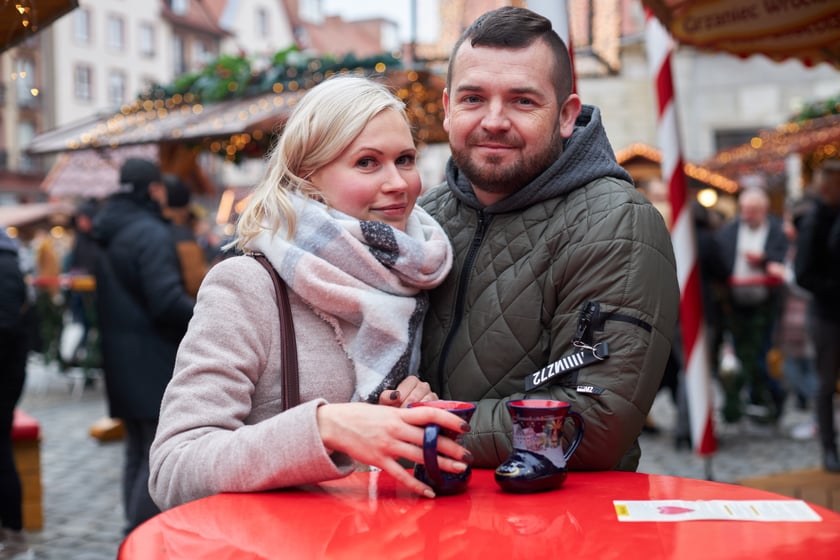 Na zdjęciu widać ludzi, którzy przyszli na Jarmark Bożonarodzeniowy w Rynku