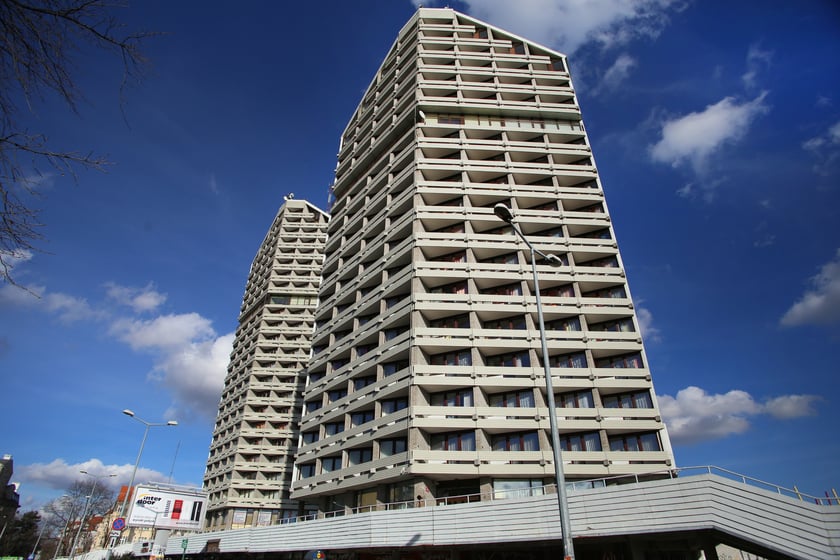 5. Akademik Kredka  (Uniwersytet Wrocławski) na placu Grunwaldzkim - 85 metrów