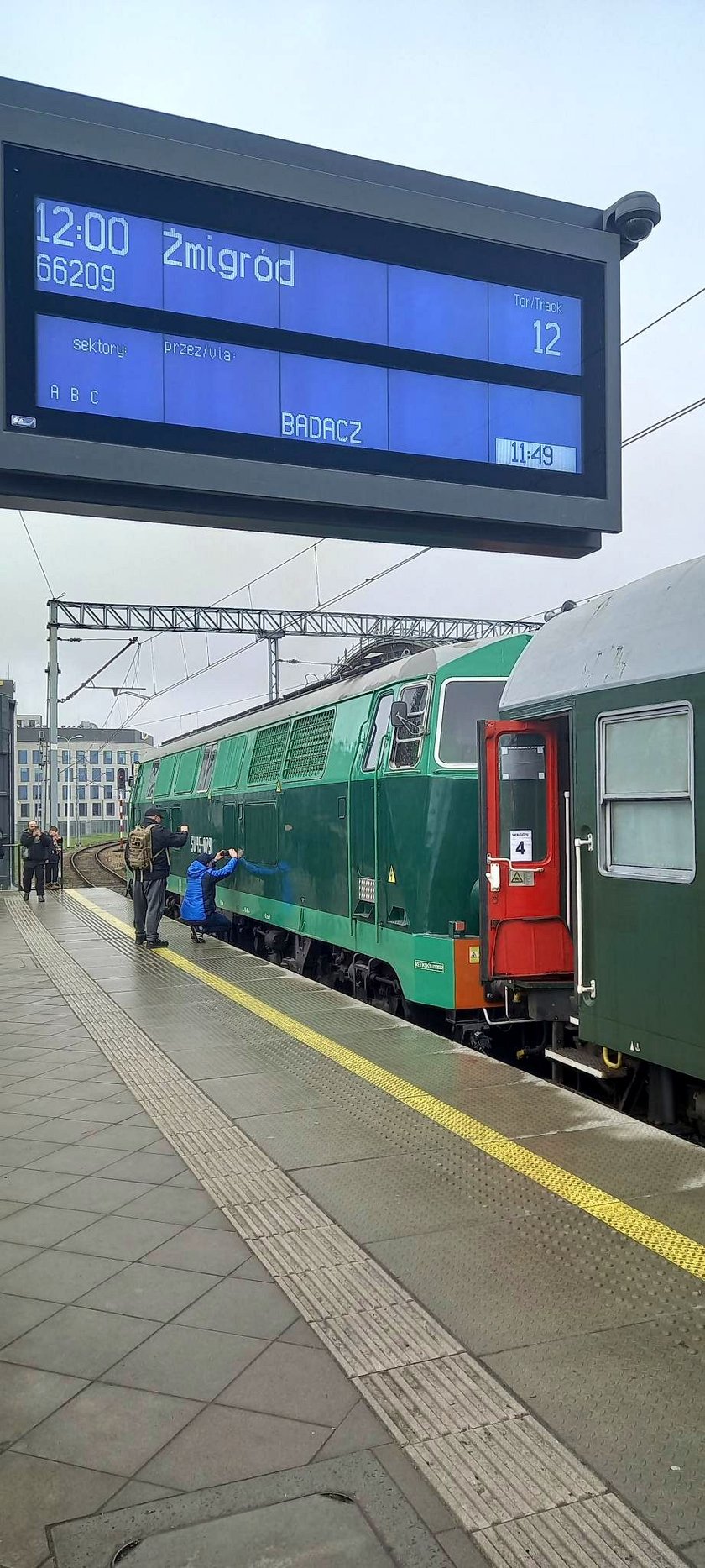 Zdjęcie zrobiono na peronie Dworca Głównego. Widać na nim zabytkowy pociąg Badacz