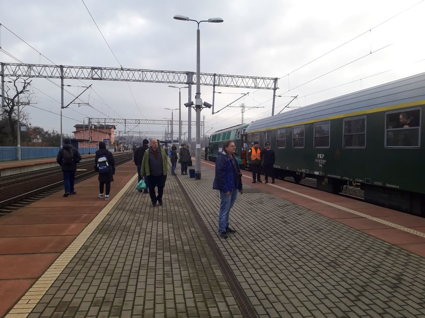 Stacja w Żmigrodzie przed odjazdem składu w kierunku Wrocławia