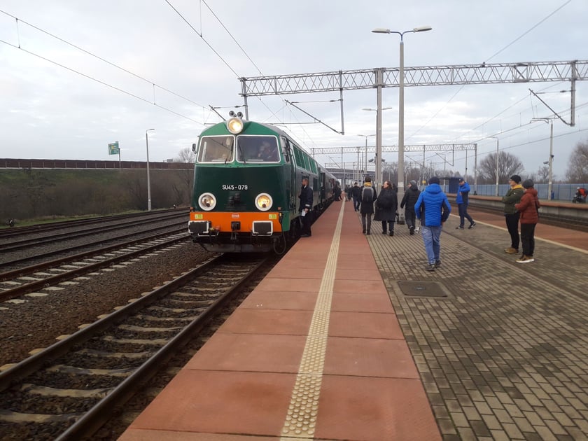 Stacja w Żmigrodzie przed odjazdem składu w kierunku Wrocławia