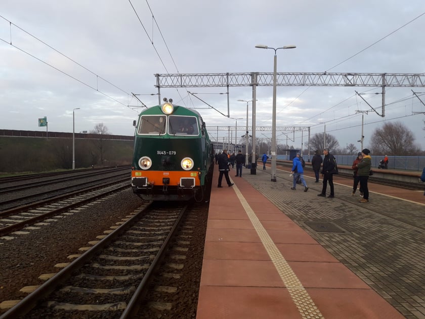 Stacja w Żmigrodzie przed odjazdem składu w kierunku Wrocławia