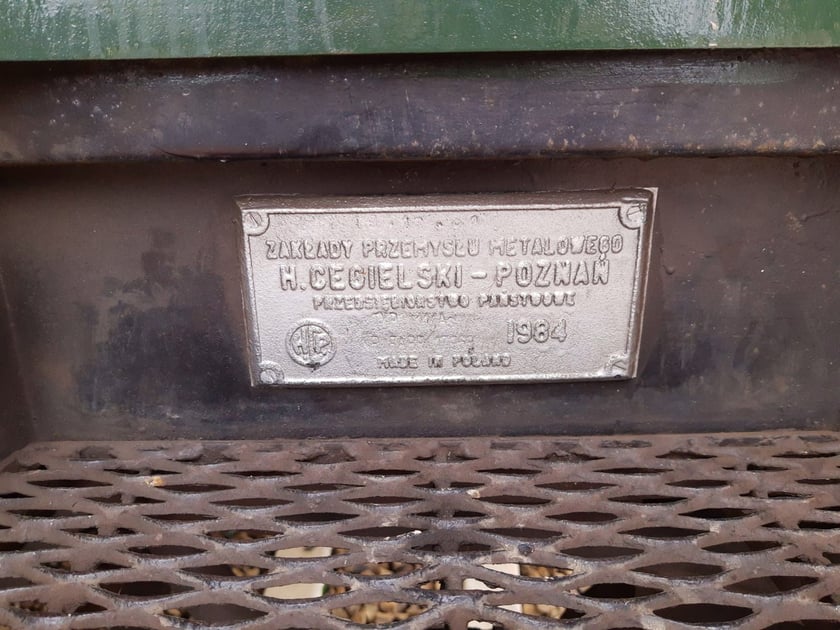Tabliczka nad stopniem przy wejściu do wagonu.