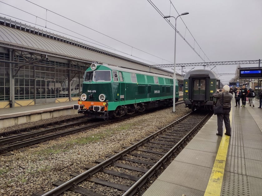 Pociąg przed odjazdem na Dworcu Głównym PKP