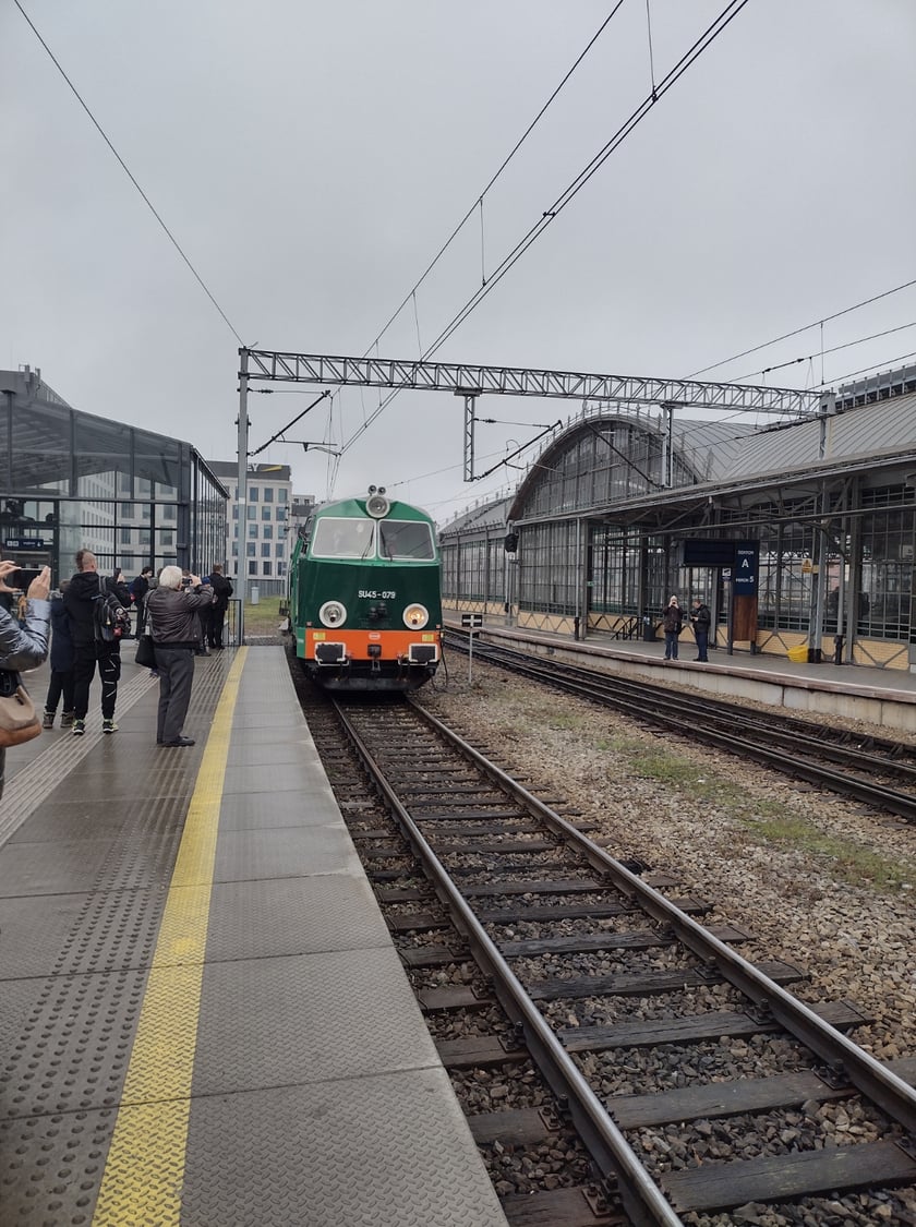 Pociąg na Dworcu Głównym PKP