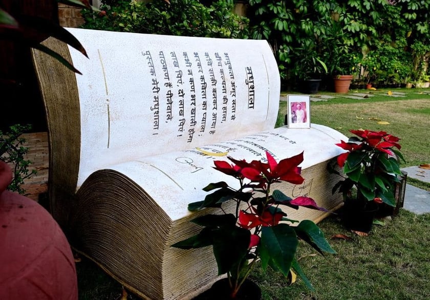 W Indiach, w posiadłości Amitabh Bachchan, gwiazdora bollywodzkiego kina, stanęła niecodzienna ławka w kształcie księgi, którą wykonano we Wrocławiu.