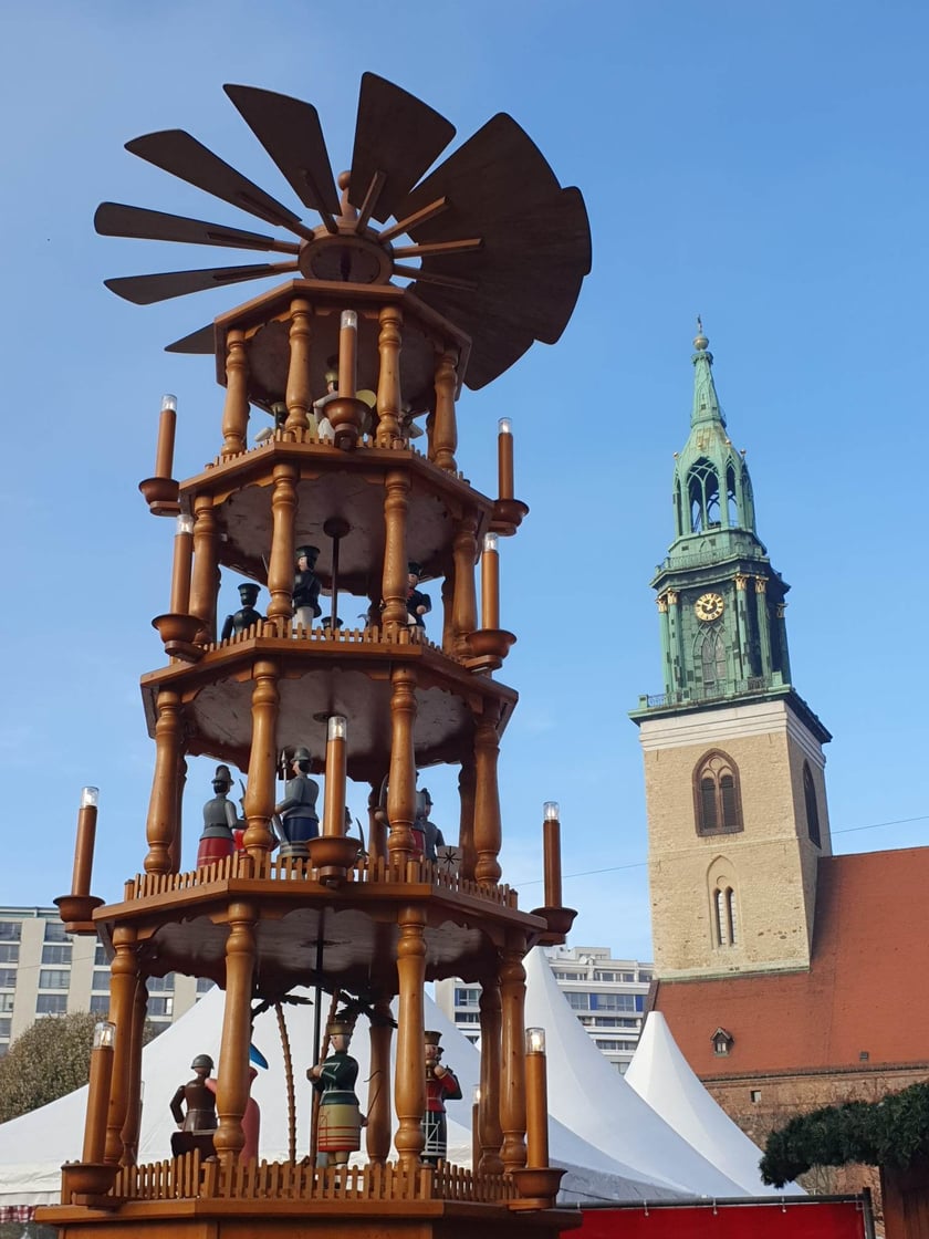 Jarmark bożonarodzeniowy na Alexanderplatz w Berlinie