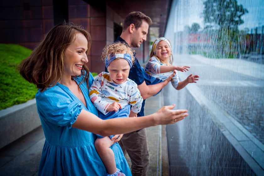 Na zdjęciu widać ludzi, którzy zwiedzają Hydropolis we Wrocławiu