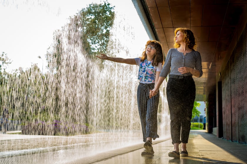 Na zdjęciu widać ludzi, którzy zwiedzają Hydropolis we Wrocławiu