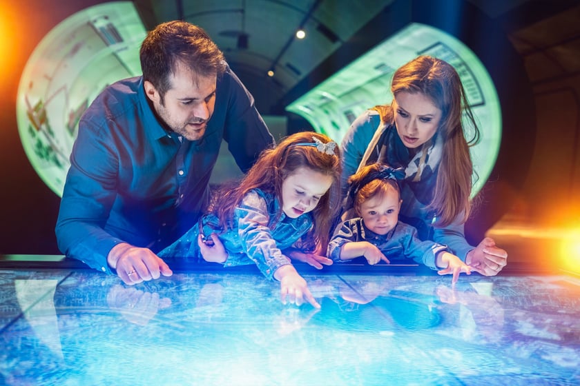 Na zdjęciu widać ludzi, którzy zwiedzają Hydropolis we Wrocławiu