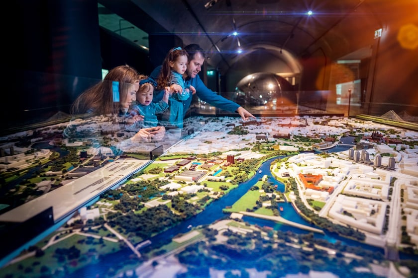 Na zdjęciu widać ludzi, którzy zwiedzają Hydropolis we Wrocławiu