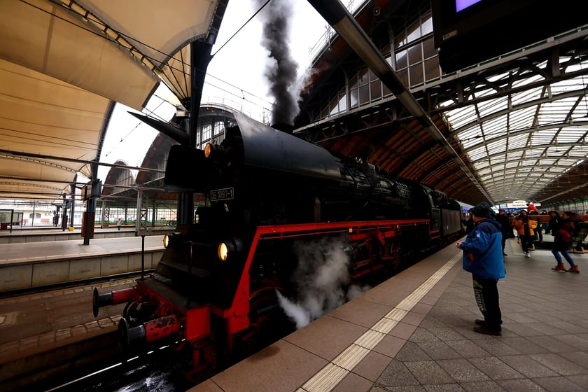 zabytkowy parowóz na Dworcu Głównym we Wrocławiu, 3.12.2022