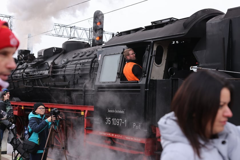 zabytkowy parowóz na Dworcu Głównym we Wrocławiu, 3.12.2022