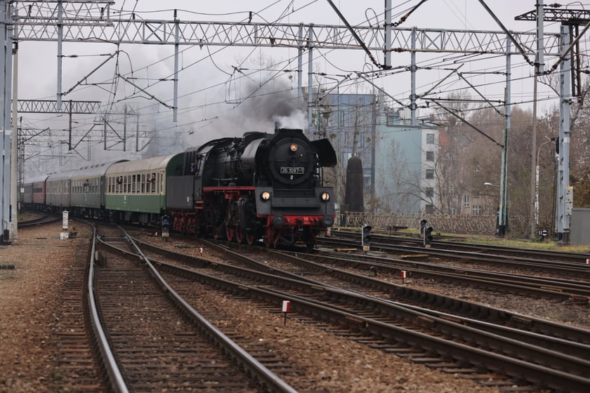 zabytkowy parowóz na Dworcu Głównym we Wrocławiu, 3.12.2022