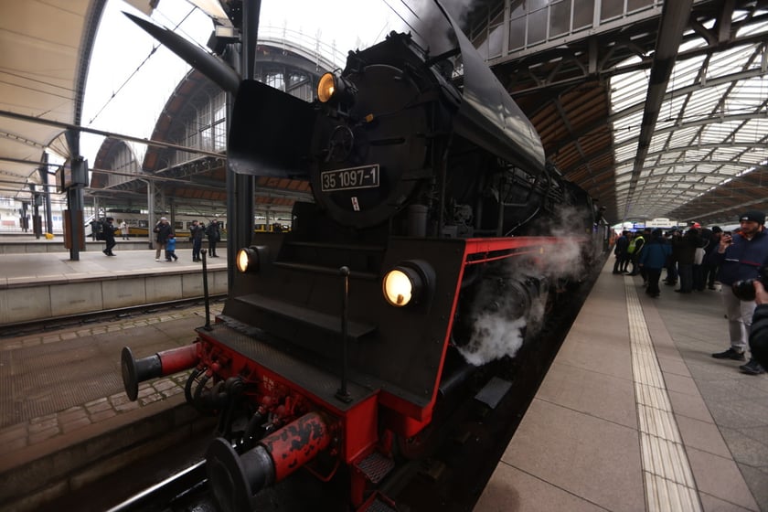 zabytkowy parowóz na Dworcu Głównym we Wrocławiu, 3.12.2022