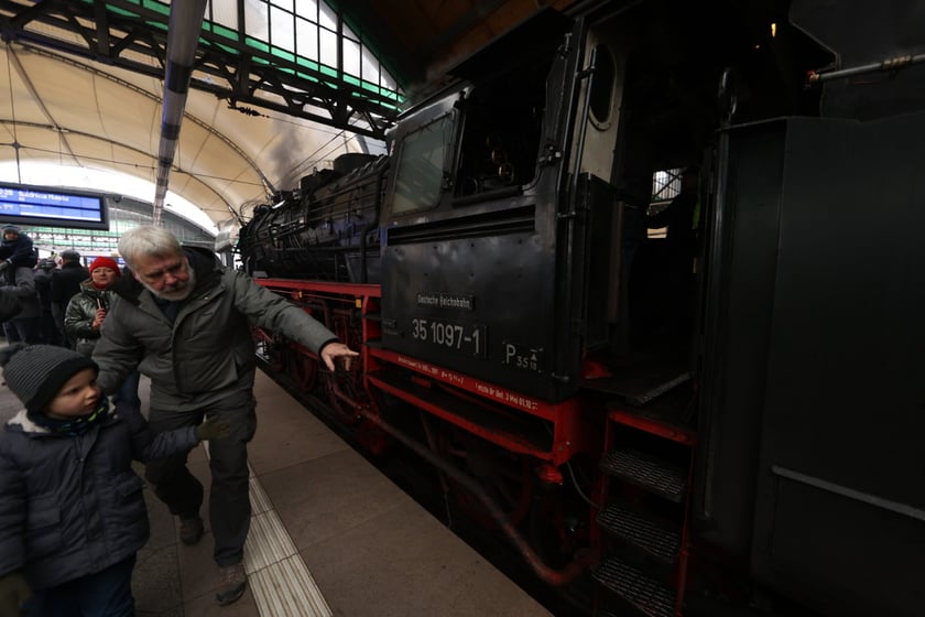 zabytkowy parowóz na Dworcu Głównym we Wrocławiu, 3.12.2022